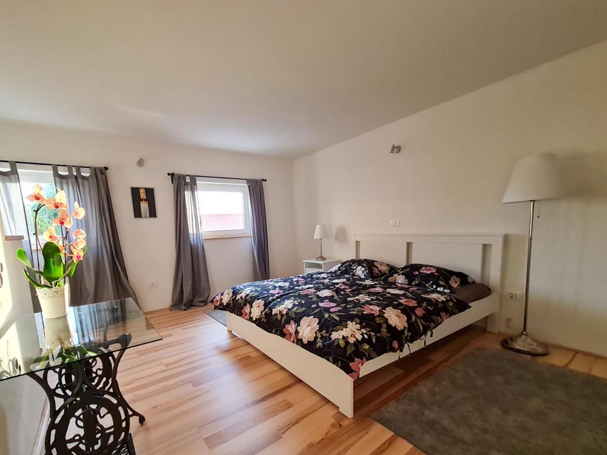 Sweet House And Apartment Ровінь Екстер'єр фото