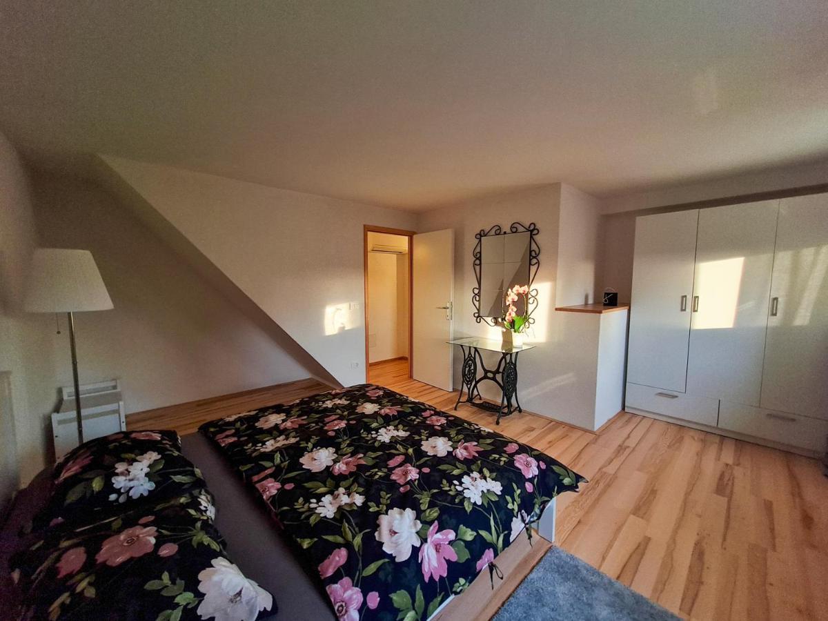Sweet House And Apartment Ровінь Екстер'єр фото
