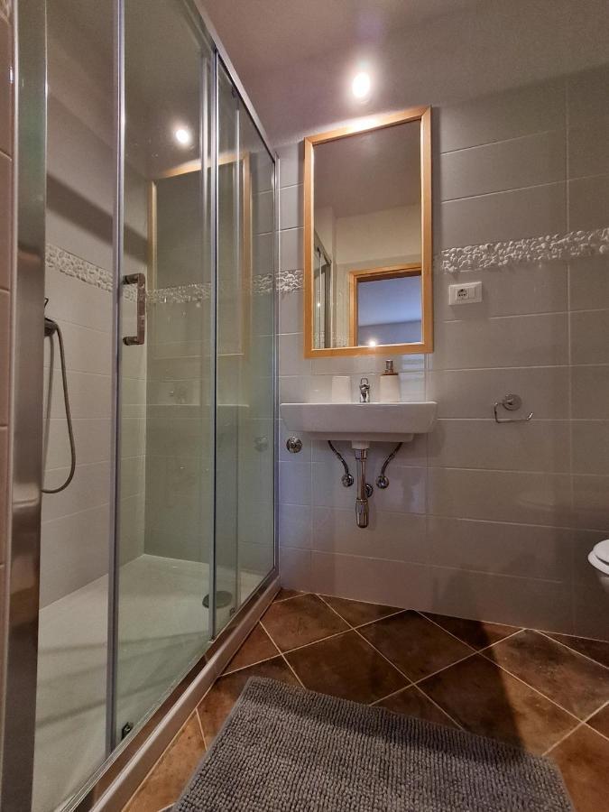 Sweet House And Apartment Ровінь Екстер'єр фото